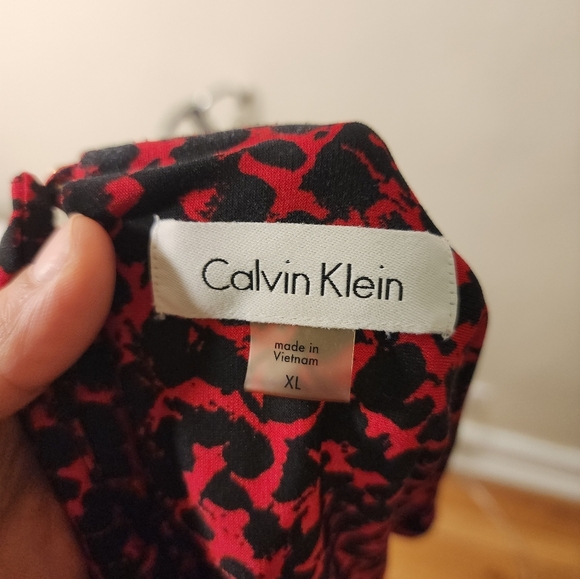 ☆Calvin Klein Black & Red Print Sleeveless Blouse☆ - Picture 3 of 3